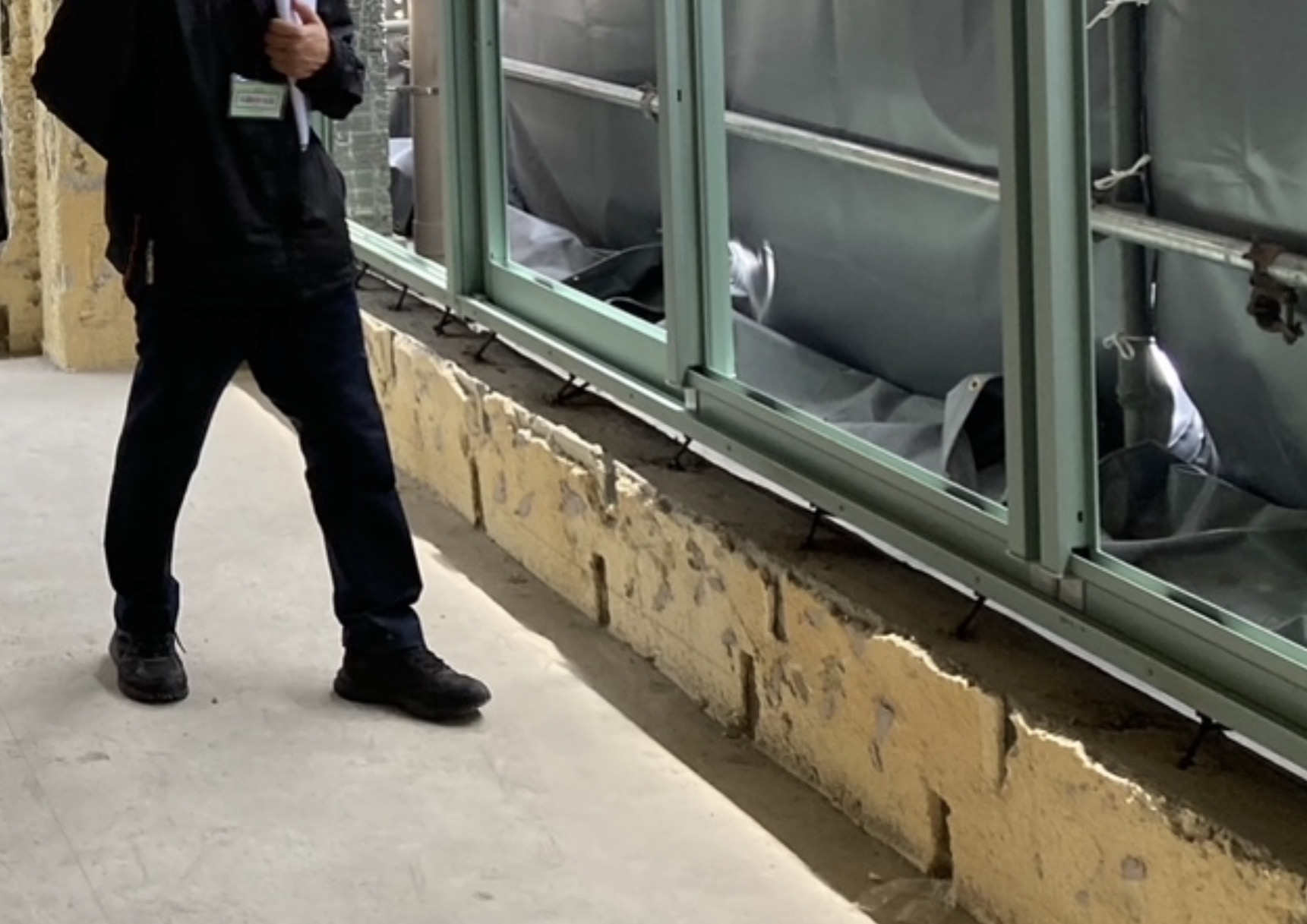 一般的なRC造におけるビルサッシの溶接施工の様子