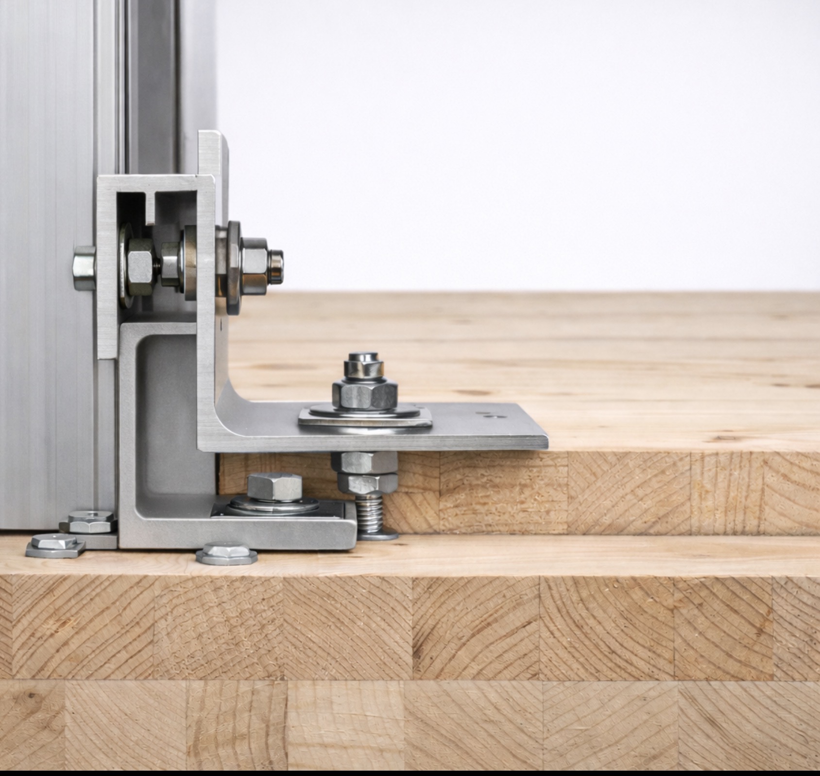 CLTにアルミサッシ用ファスナー金物（ブラケット・締結金物）を取り付ける例