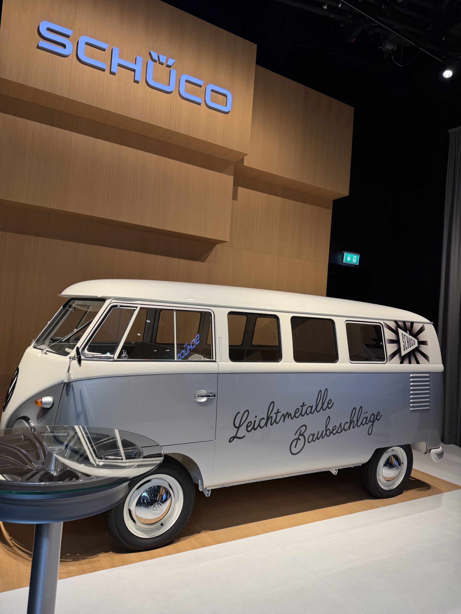 Schüco本社キャンパスに展示されているフォルクスワーゲンバス