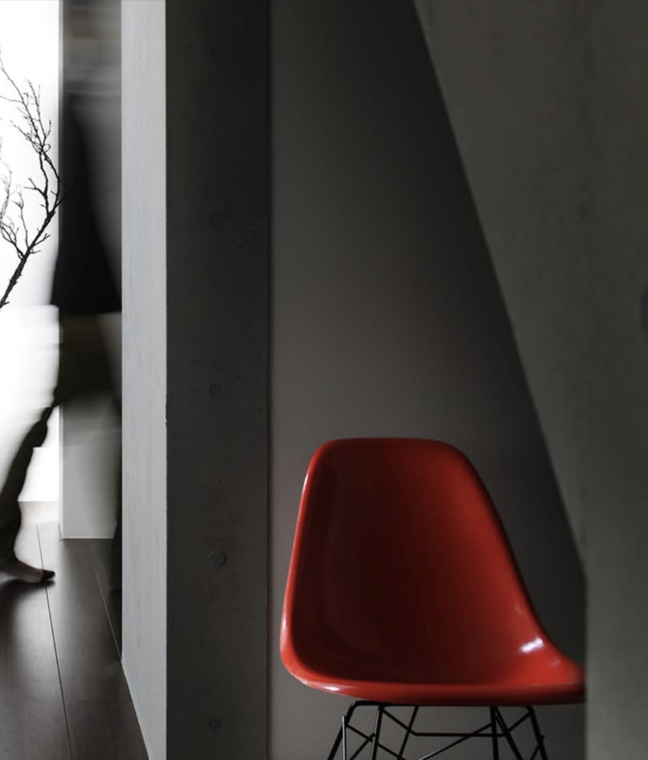 RCと赤い椅子のコントラスト
