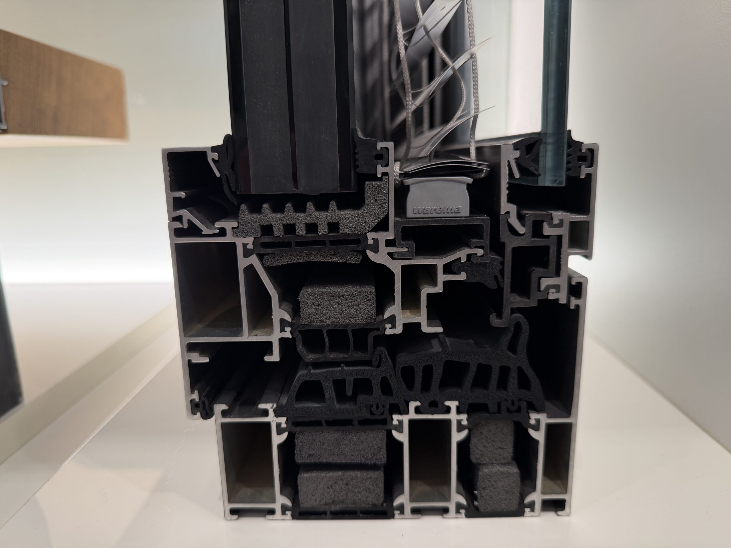 Schücoの複雑な断面構造を持つ高性能アルミサッシ