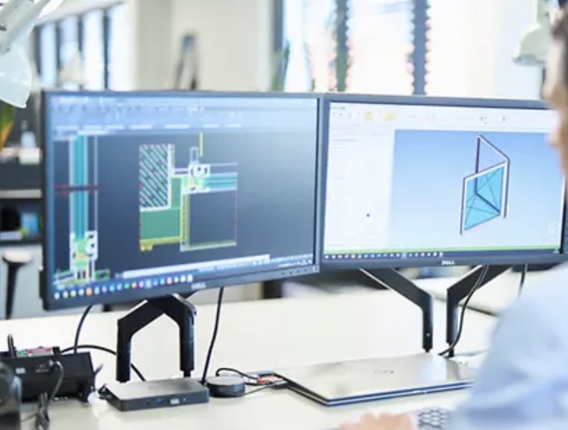 SchücoソフトウェアをPCで操作する様子